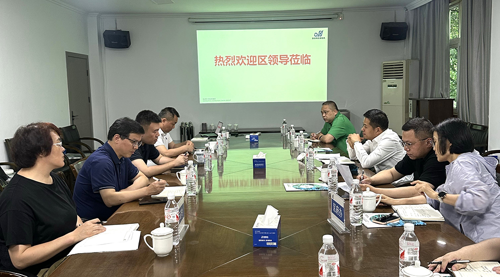 張秉忠陪同接待臨平區副區長胡俊率到東華調研服務外貿出口情況